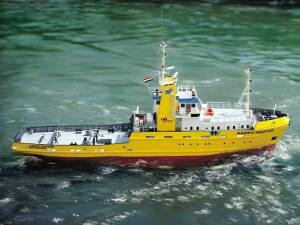 Salvage Tug Happy Hunter ABS RC Ship Model Kit 1:50